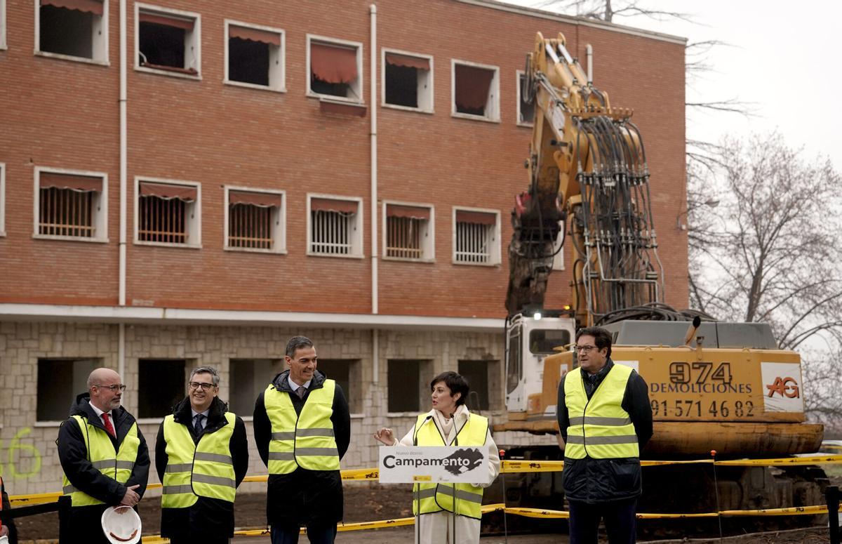 Pedro Sánchez, presidente del Gobierno, en el acto de inicio de los trabajos de demolición de los edificios del acuartelamiento de Campamento, acompañado por la ministra Isabel Rodríguez, Félix Bolaños y Óscar López.