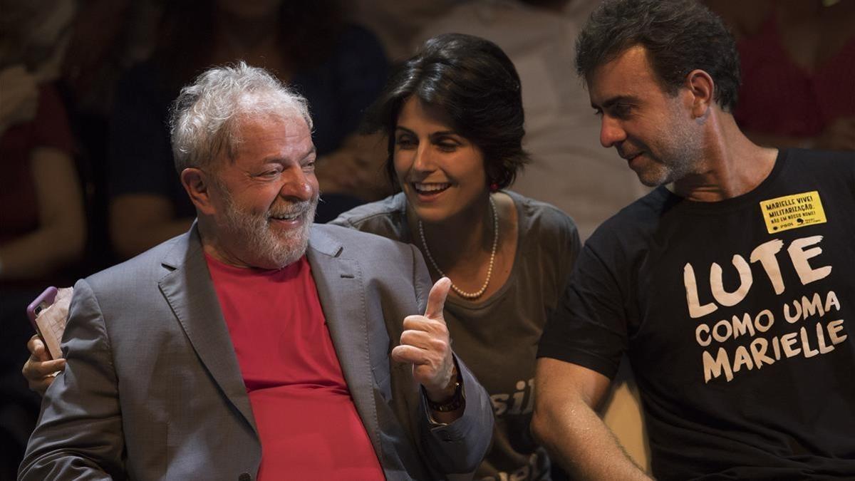 Lula da Silva (izq) habla con Manuela D'Avila, del Partido Comunista, y Marcelo Freixo, congresista de Río, durante un mitin de la campaña presidencial en Río de Janeiro, el 2 de abril.