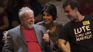 Lula da Silva (izq) habla con Manuela D’Avila, del Partido Comunista, y Marcelo Freixo, congresista de Río, durante un mitin de la campaña presidencial en Río de Janeiro, el 2 de abril.
