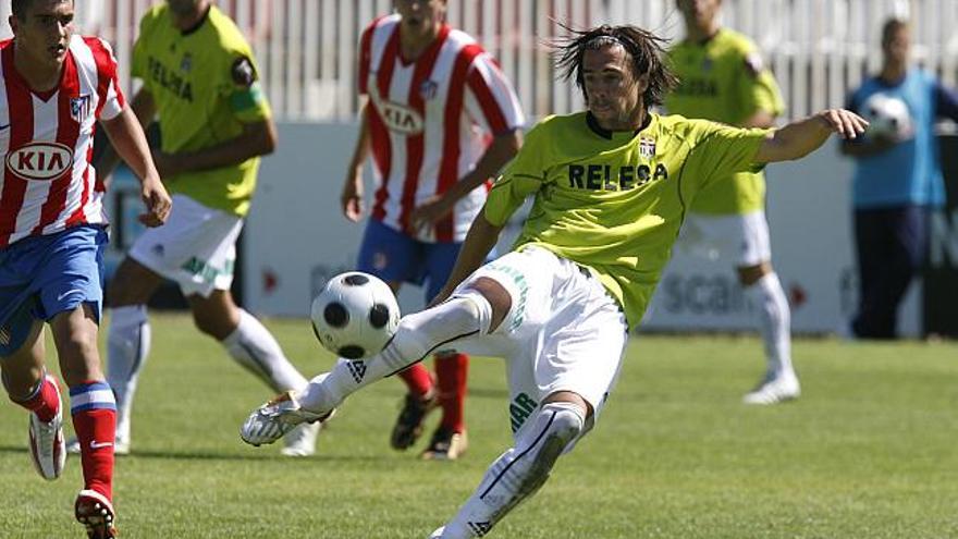 Mena en el momento de su buen disparo al marco rojiblanco, que supuso el segundo y definitivo gol cartagenero. Al fondo dos jugadores del Atlético B observan la jugada