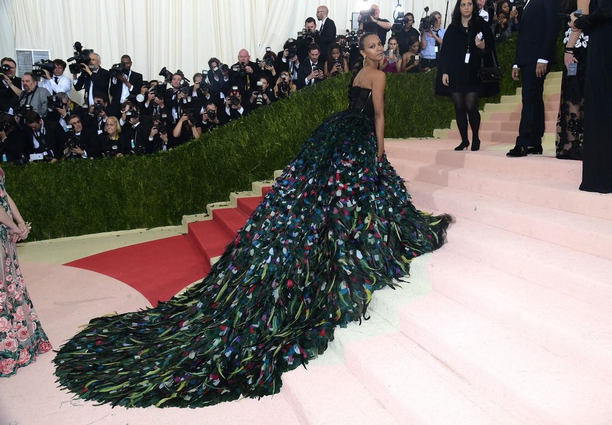 Zoe Saldaña de Dolce &amp; Gabbana en la Gala Met 2016