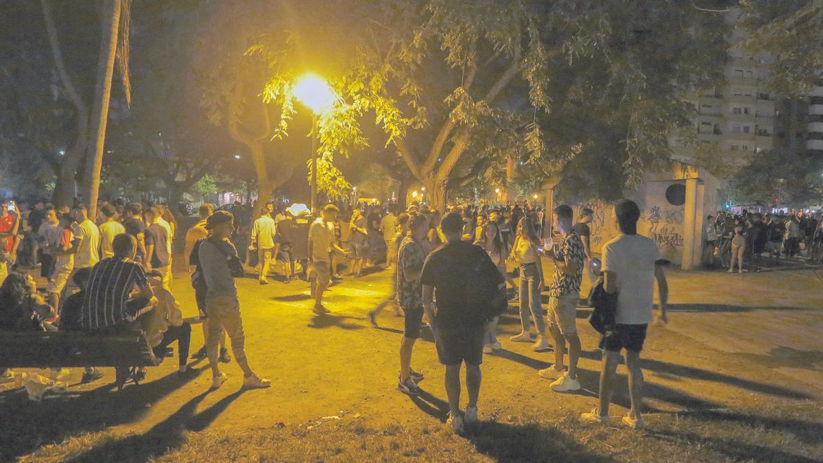 Cientos de jóvenes congregados en la avenida de Blasco Ibáñez de València el pasado fin de semana para hacer botellón.