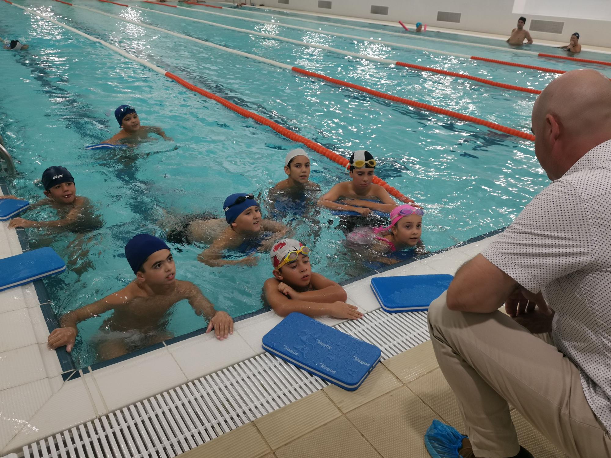 Inicio de los cursos de natación en la piscina de As Lagoas, en Bueu