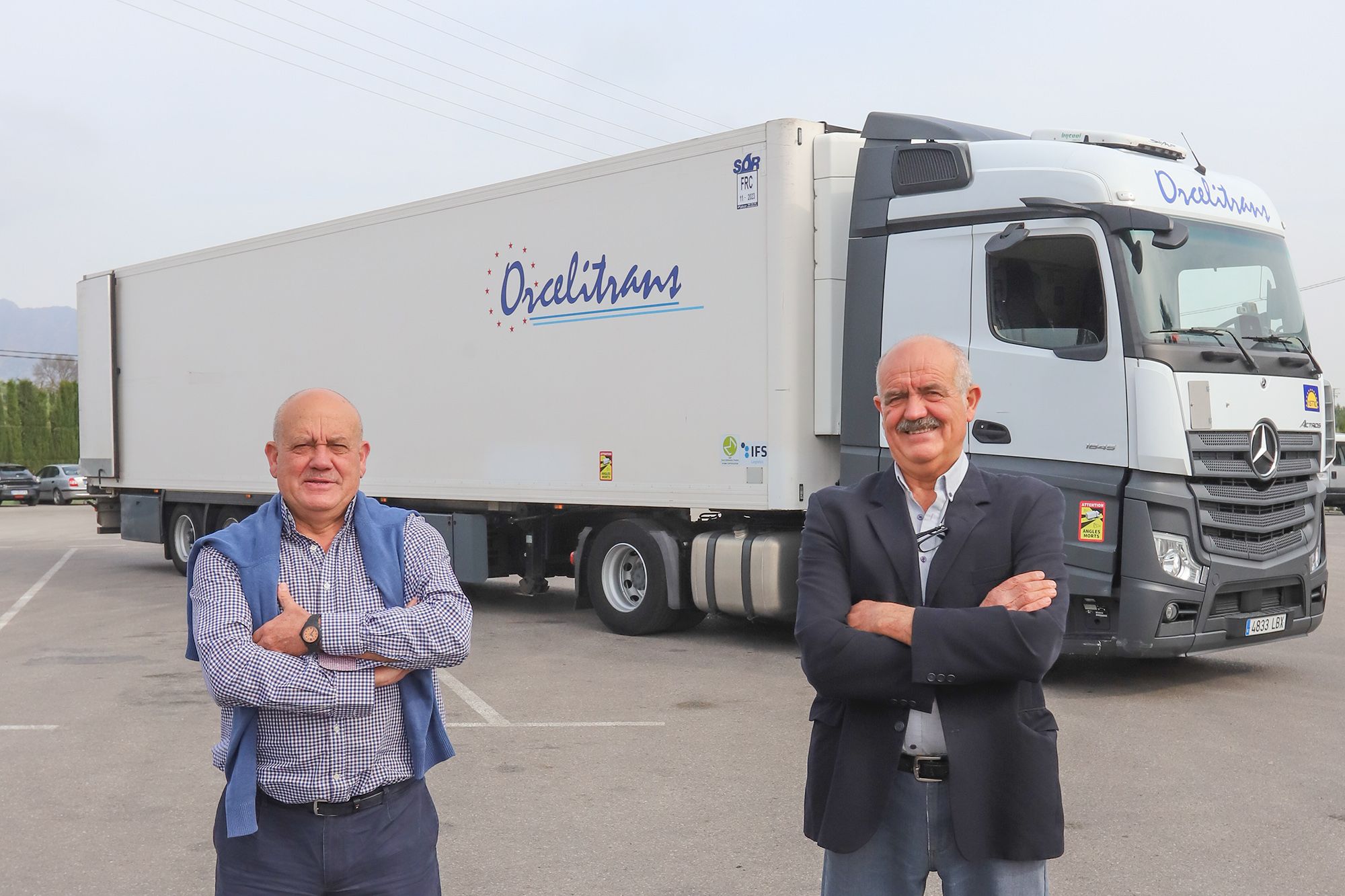 Antonio y José Manuel Hernández Saura junto a uno de los cincuenta camiones de la flota de camiones de transporte de productos agrícolas