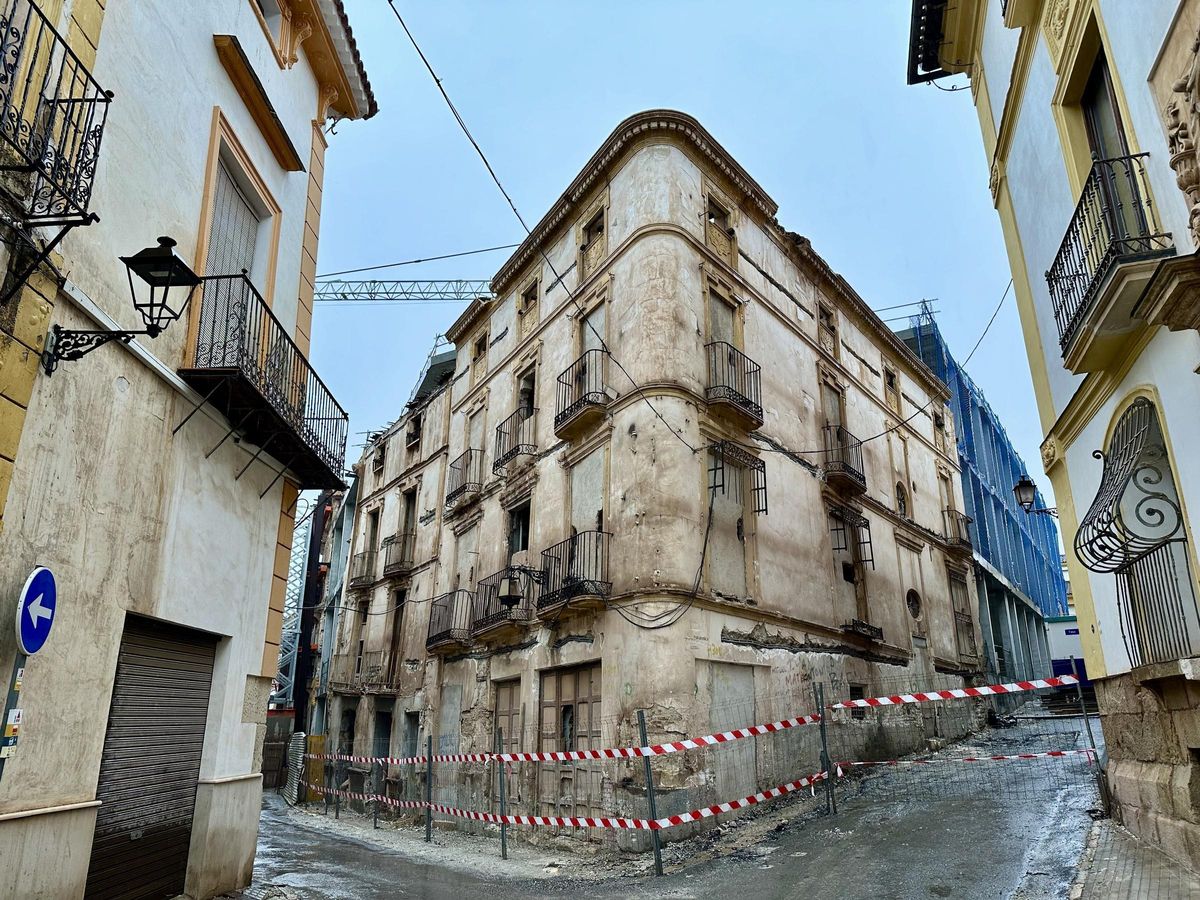Fachadas liberadas tras ser aseguradas a la estructura interior.