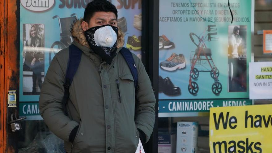 Un ciudadano con mascarilla en Nueva York.