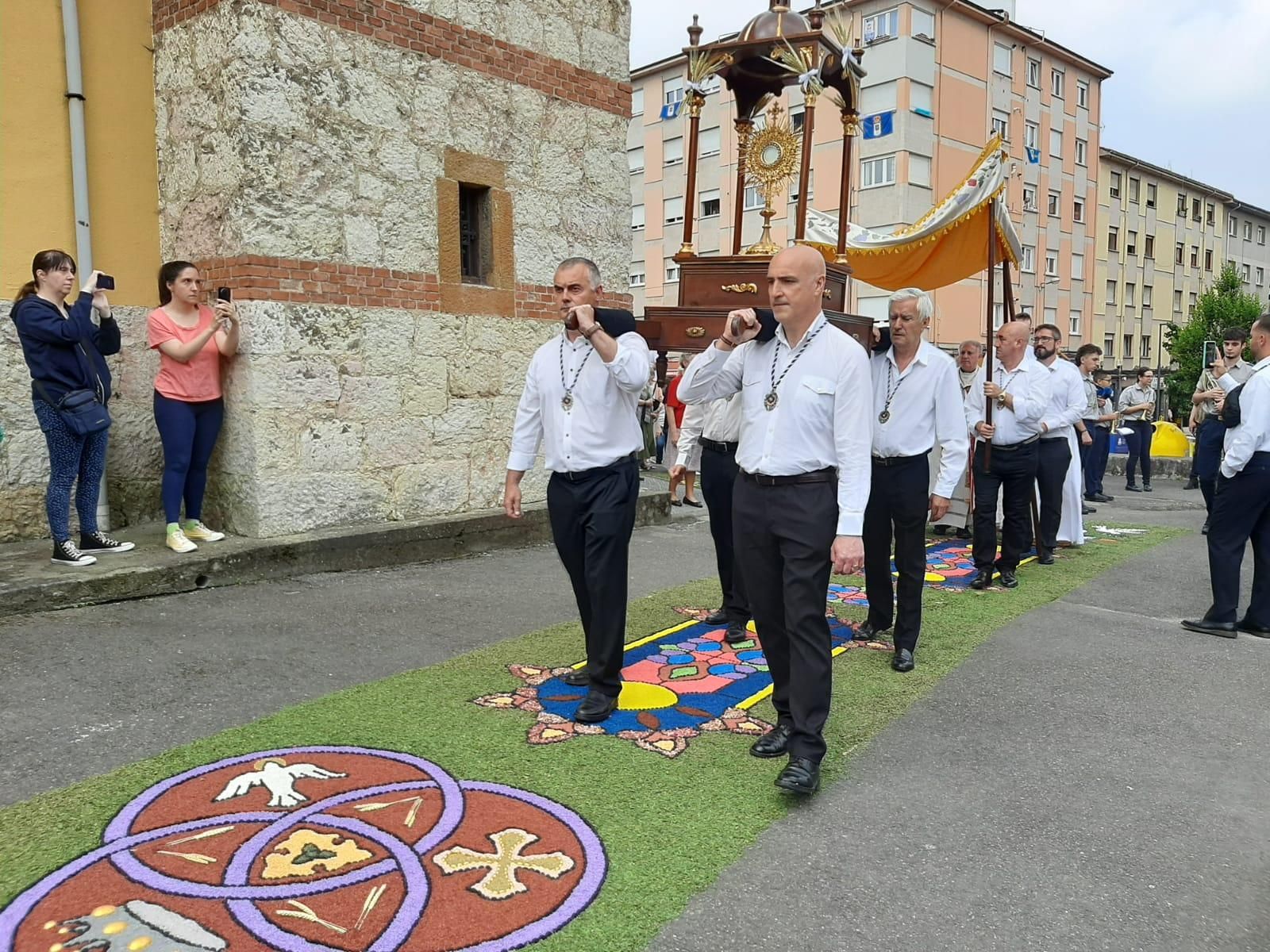 Cientos de personas festejan el Corpus en Lugones: la procesión y las alfombras, en imágenes