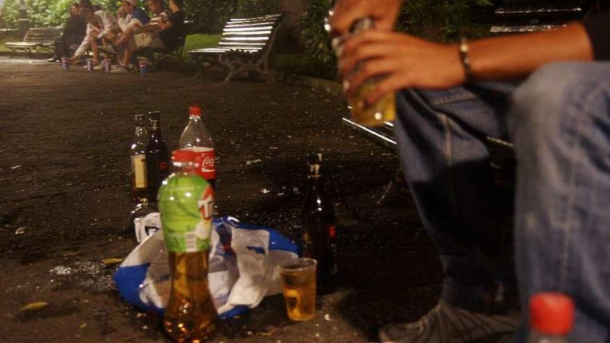 Varios jóvenes realizan &#039;botellón&#039; en un parque de A Coruña.