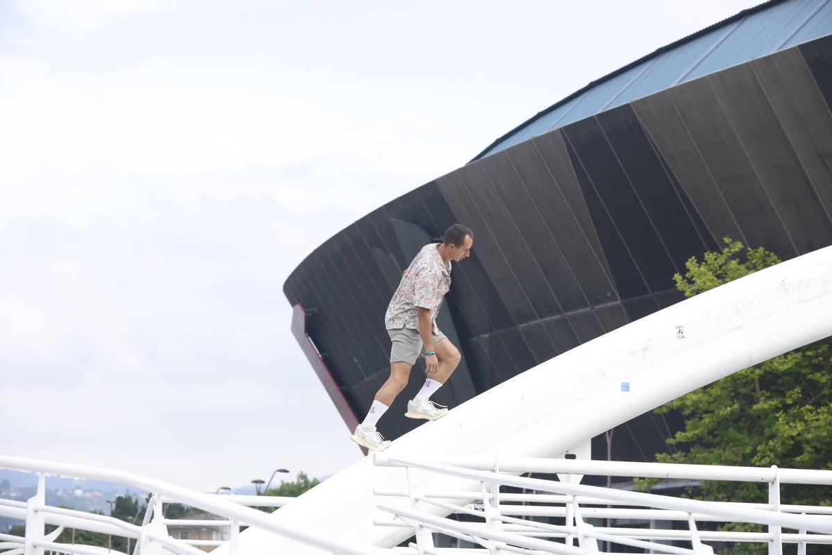 Ivan Kuzmenko practicando en el el puente de la Feria sobre el Piles.