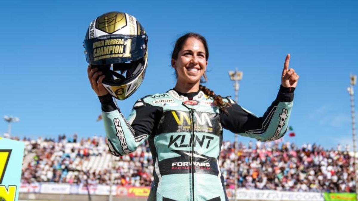 María Herrera celebra el título de campeona del mundo de motociclismo.