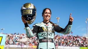 María Herrera celebra el título de campeona del mundo de motociclismo.