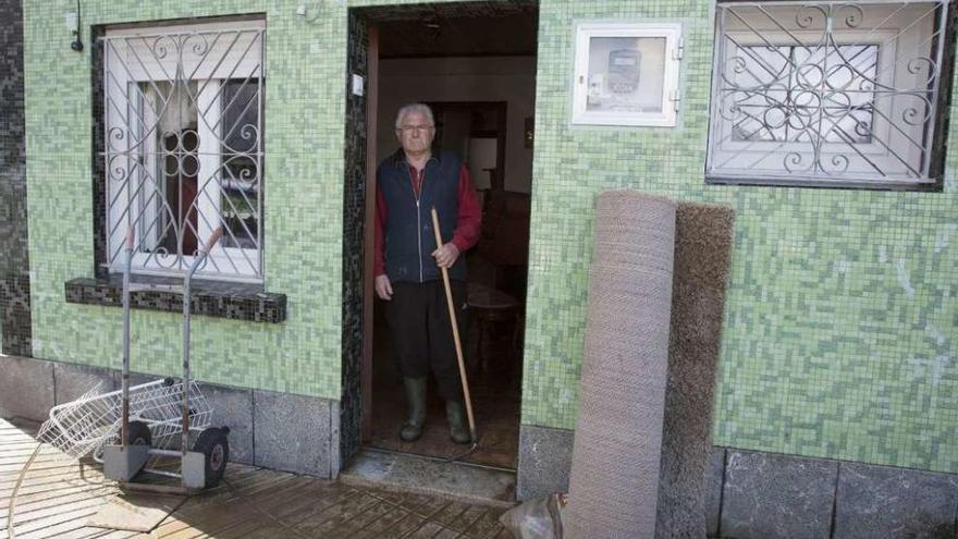 Uno de los afectados por la inundación del pasado miércoles a la entrada de su vivienda.