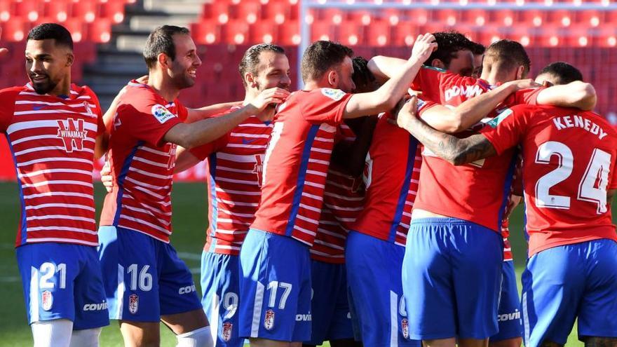 Los jugadores del Granada celebran el gol a la Real Sociedad.