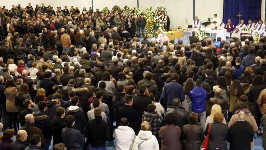 Centenares de familiares, amigos y conocidos llenaron ayer el pabellón de Agolada en el funeral del joven Marcos Areán. // Bernabé/Luismy