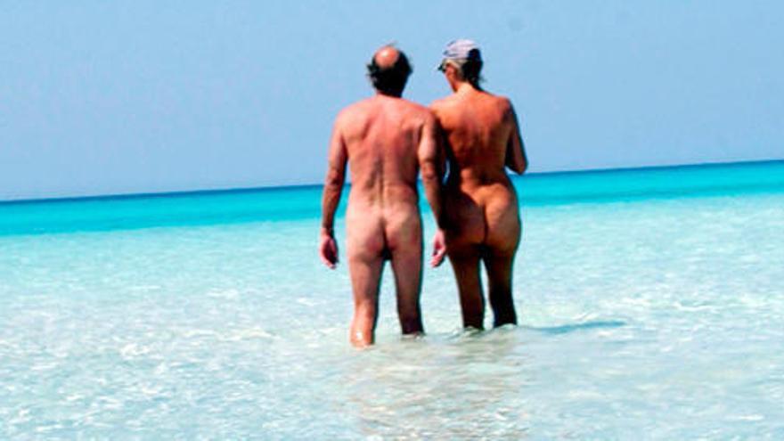 Dos personas desnudas en una playa de Baleares