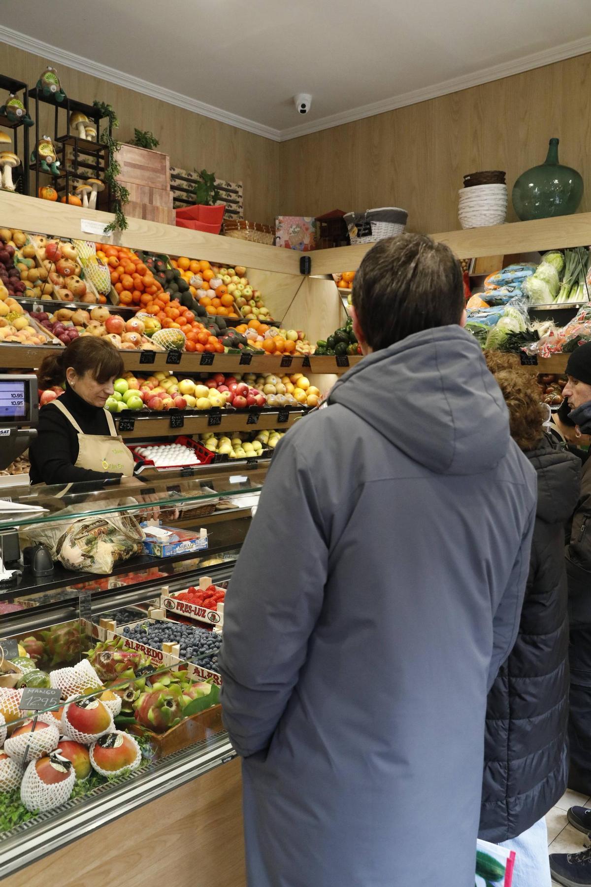Clientes en el negocio de la calle Pruneda