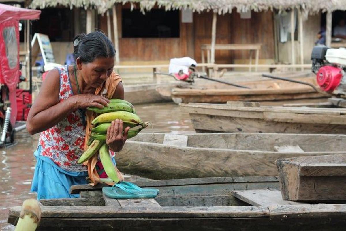 Señora en el Mercado de Belén, en Iquitos.