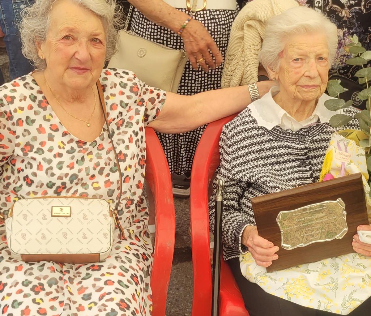 Irene Fernández con su hija María Irene Prado, tras ser homenajeada.