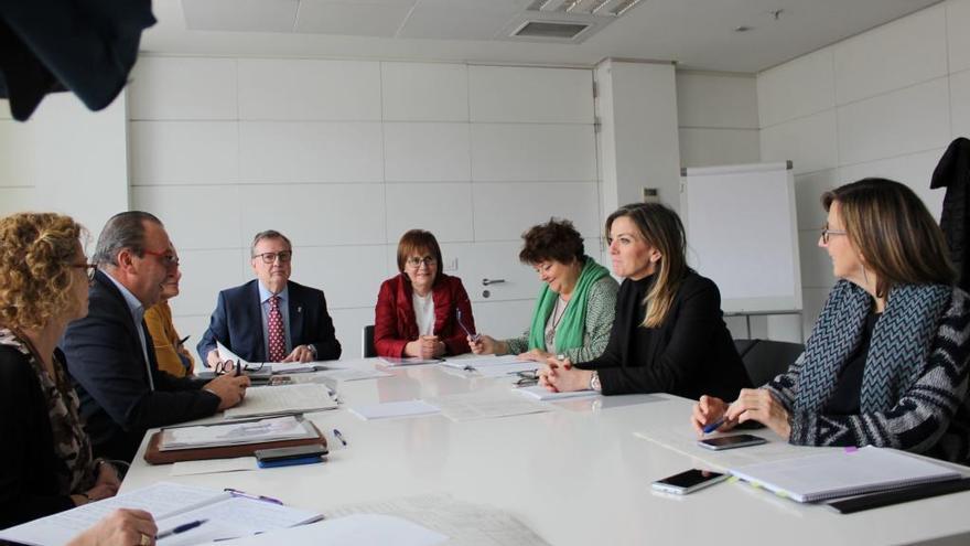 Reunión de esta mañana. De izquierda a derecha, la directora de Atención y Evaluación Sanitaria del Sespa, Victoria Játiva; el director general de Salud Pública, Antonio Molejón; la directora general de Planificación Sanitaria, Concepción Saavedra; el consejero de Sanidad, Francisco del Busto; la consejera de Servicios y Derechos Sociales, Pilar Varela; directora general de Servicios Sociales de Proximidad, Lina Menéndez; la gerente del ERA, Graciela Blanco; y,  la directora general de Planificación, Ordenación e Innovación Social, Nerea Eguren.