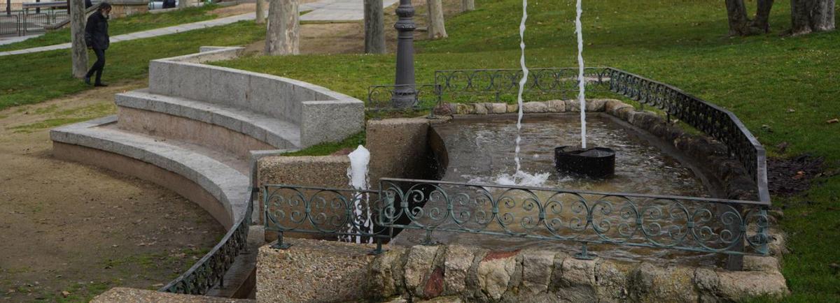 Fuente pequeña del parque de San Martín en la que se va a intervenir. | JOSÉ LUIS FERNÁNDEZ