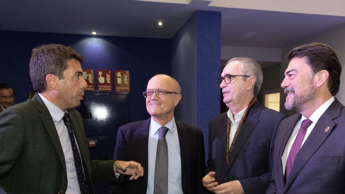 Juan R. Gil, Julia Parra, Toni Pérez y Juan José Berenguer siguen el acto; a la derecha, Carlos Mazón, Antonio MIra-Perceval, Francisco Esquivel y Luis Barcala conversan tras el debate.