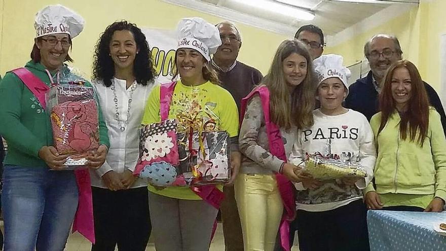 Los galardonados en el concurso, con el premio calificador y la concejala Marián Sanmartín. // FdV