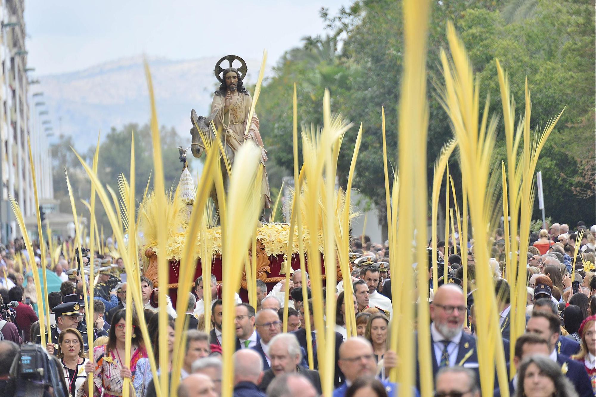 Miles de palmas protagonizan el Domingo de Ramos en Elche