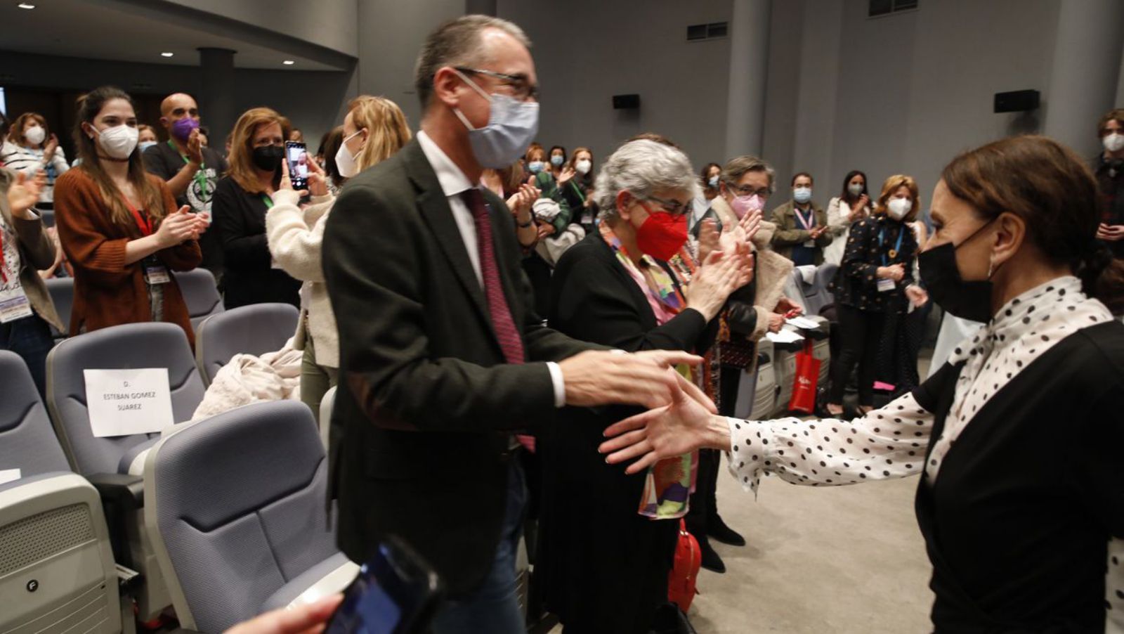 El consejero de Salud y la Alcaldesa de Gijón saludan a Luz Casal en el acto de Cabueñes por el Día Internacional de la Enfermería..