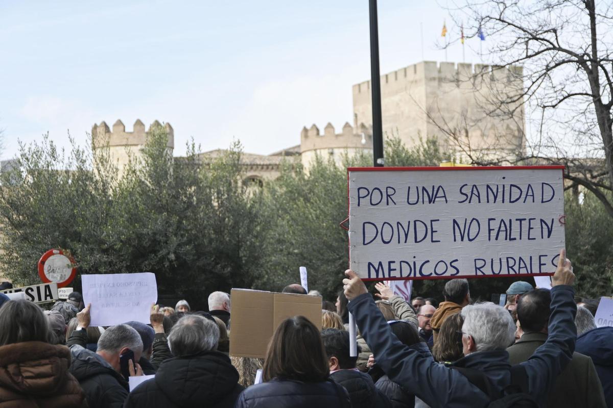 Protesta ante la Aljafería en defensa de la sanidad rural, en una imagen de archivo.