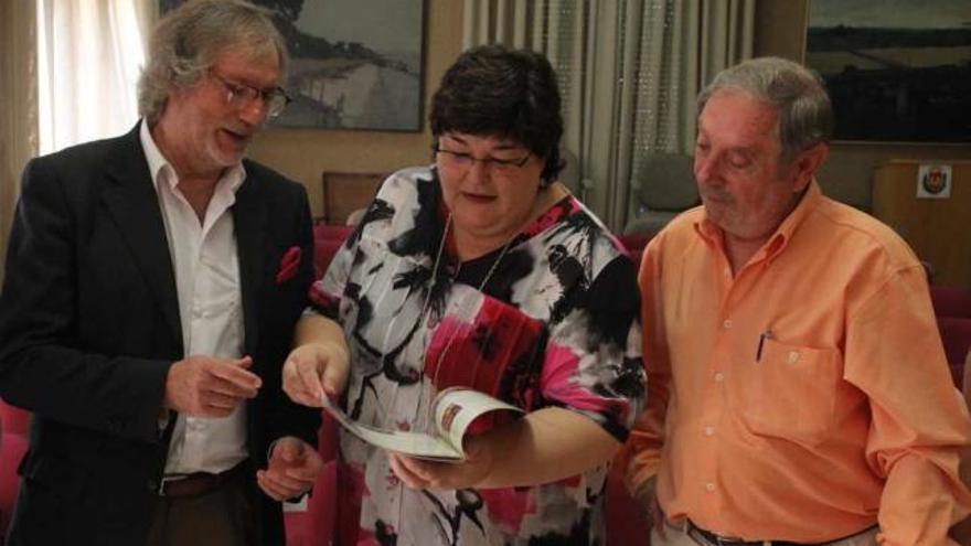 El edil José Mateos, la soprano Ana María Sánchez, y el presidente de Adoc, José Cremades.