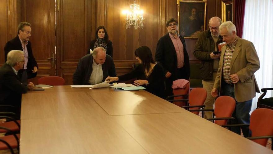 Asistentes ayer a la reunión sobre la creación del albergue de animales celebrada en el Ayuntamiento.