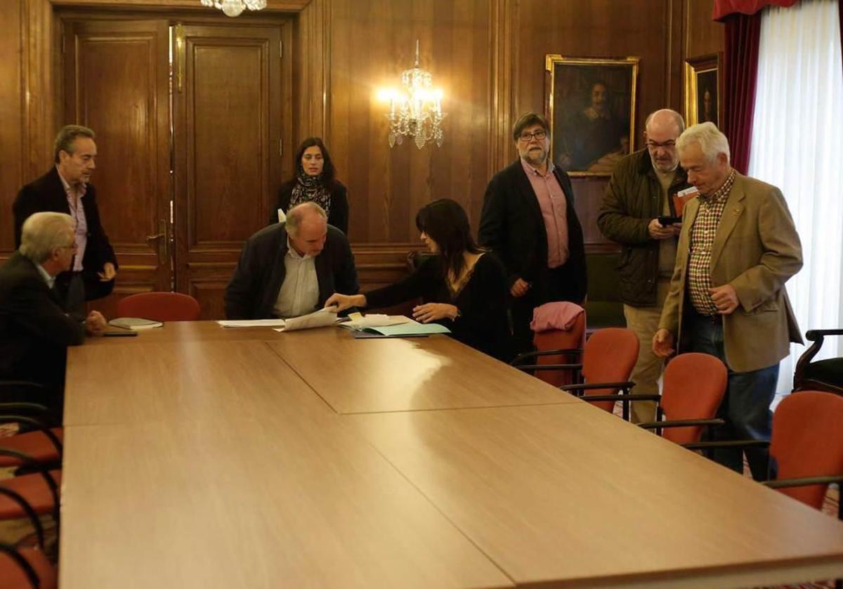 Asistentes ayer a la reunión sobre la creación del albergue de animales celebrada en el Ayuntamiento.