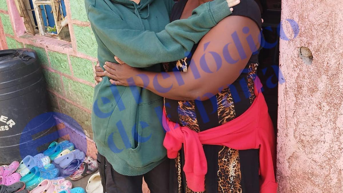 Iris abraza a la 'abuela' que se hace cargo de los niños del centro de la Fundación Fountain Of Grace en Nairobi.