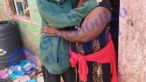 Iris abraza a la abuela que se hace cargo de los niños del centro de la Fundación Fountain Of Grace en Nairobi.