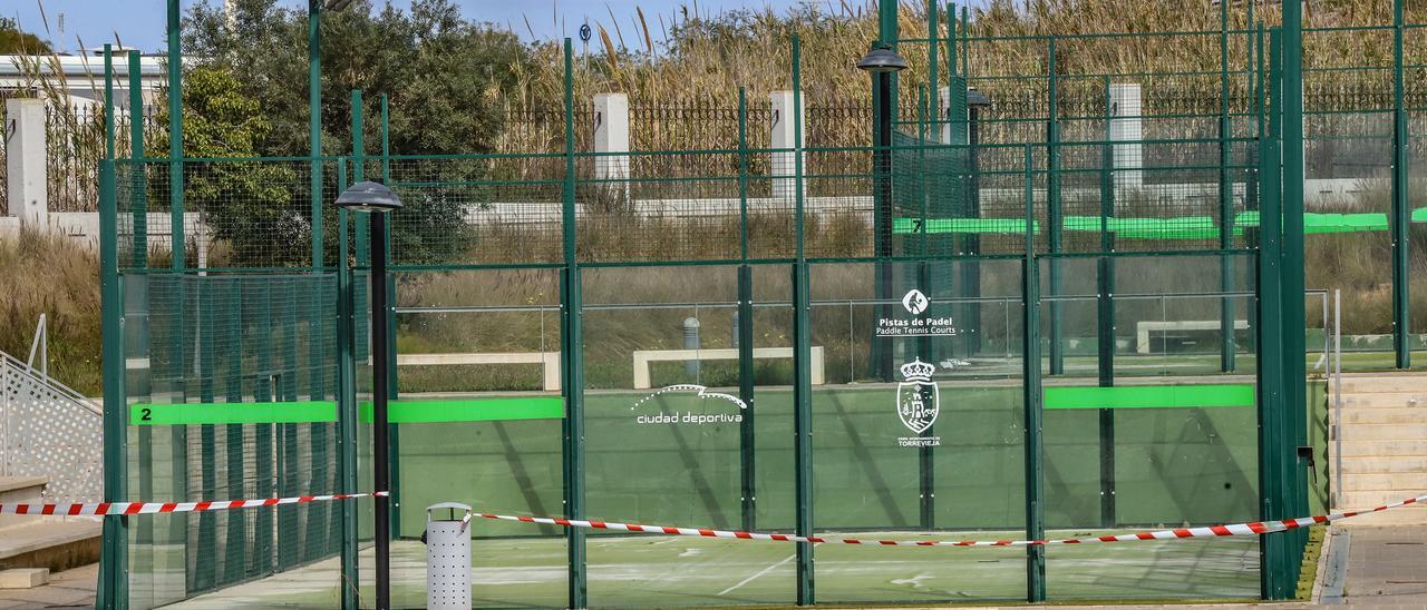 El ayuntamiento de Torrevieja asegura que invertirá 600.000 euros en las siete pistas de pádel de la ciudad deportiva cerradas desde 2019
