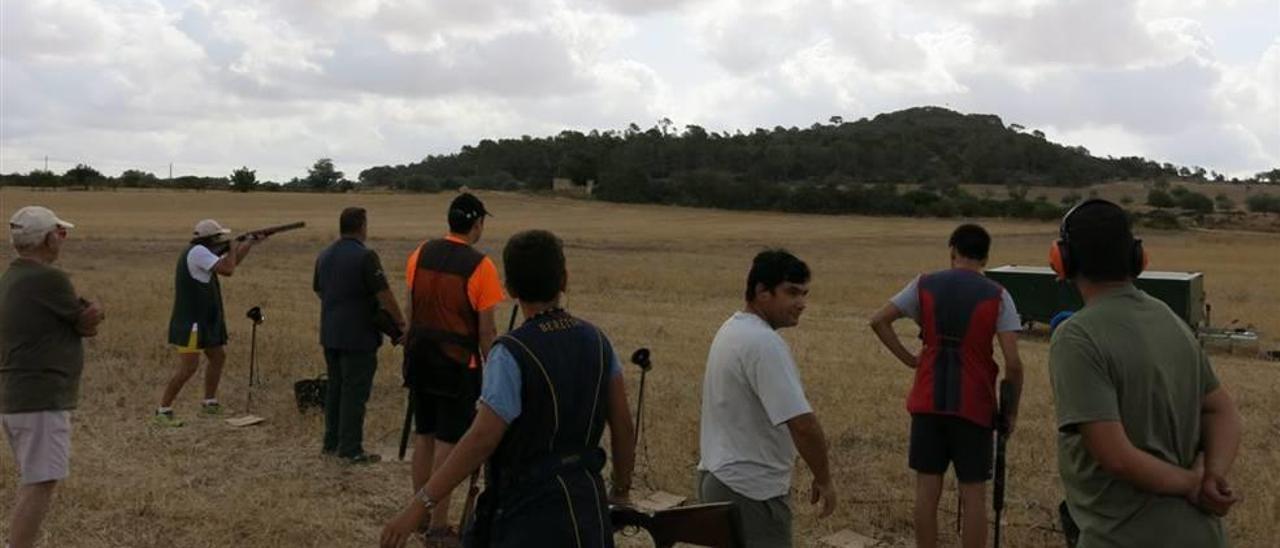 La tirada al plato efectuada por la sociedad de cazadores de Porreres el año pasado.