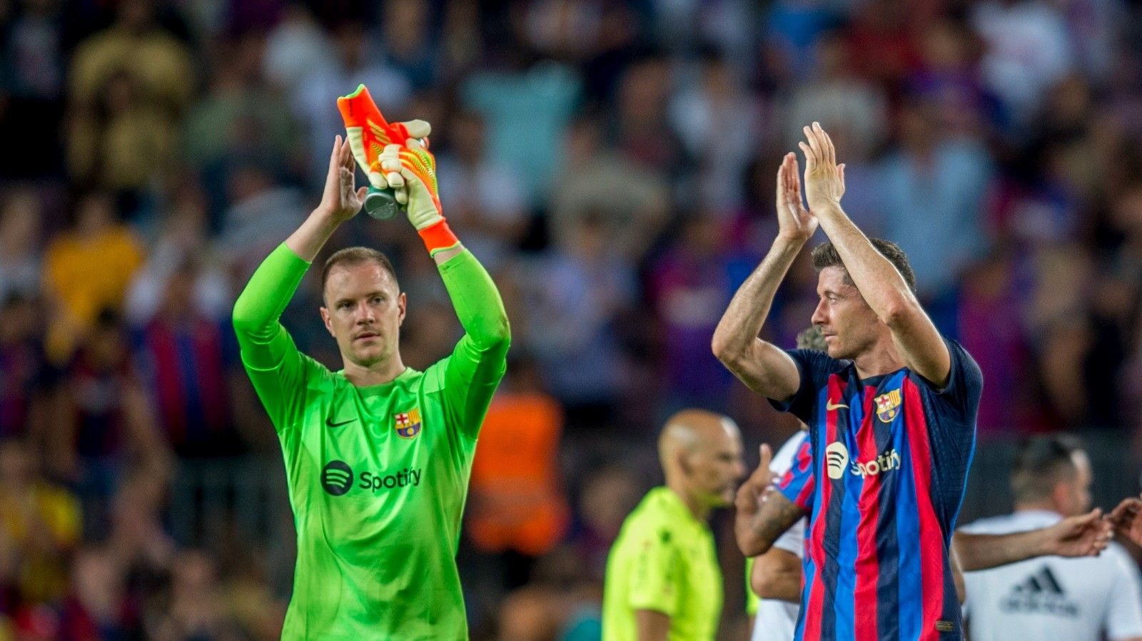 Ter Stegen y Lewandowski saludan al público del Camp Nou tras la goleada al Valladolid.