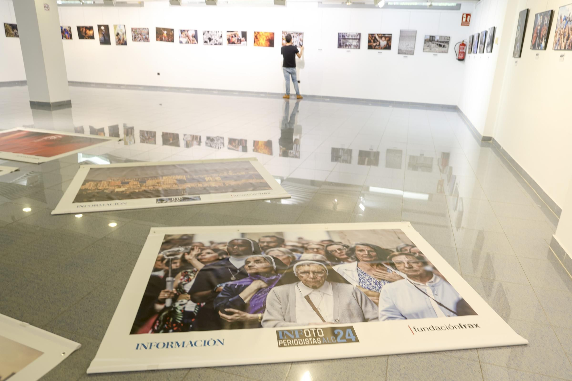 Montaje de la exposición &quot;INFotoperiodistas ALC 24&quot; que se puede ver a partir del 21 de abril