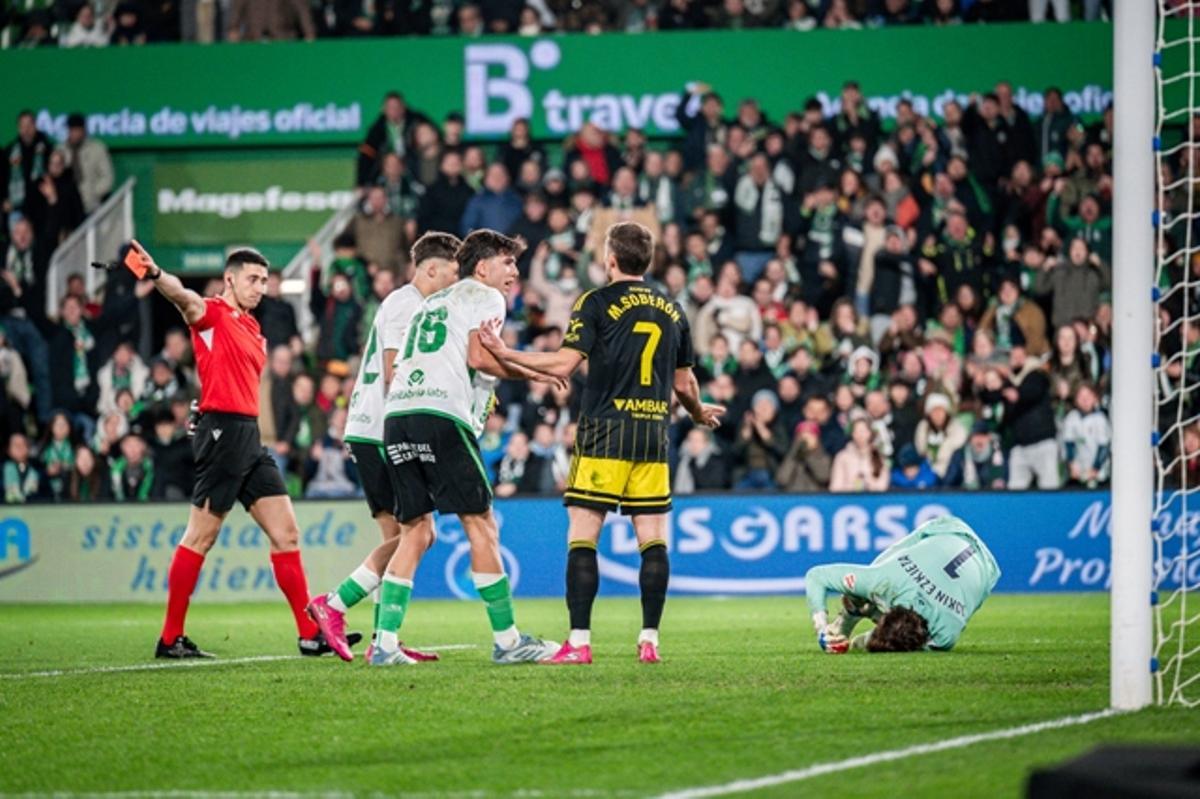 El árbitro manda a la ducha a Soberón por una entrada al portero del Racing, que se queja en el suelo.