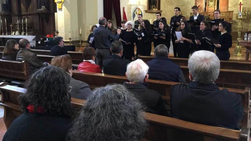 El Coro de la Universidad de Oviedo cautiva en Infiesto