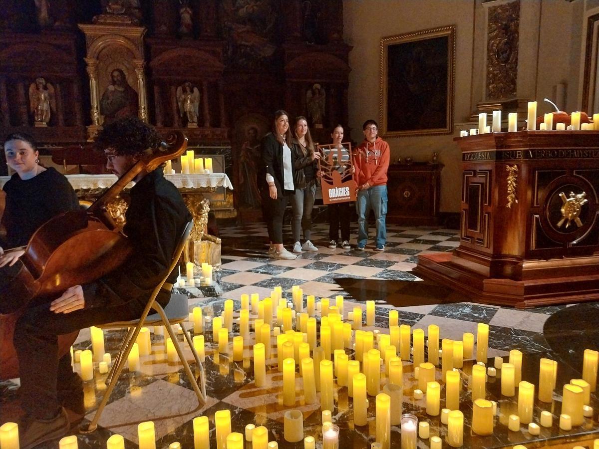 La concejal de Juventud ha entregado a tres jóvenes la placa de homenaje de la Mancomunitat.