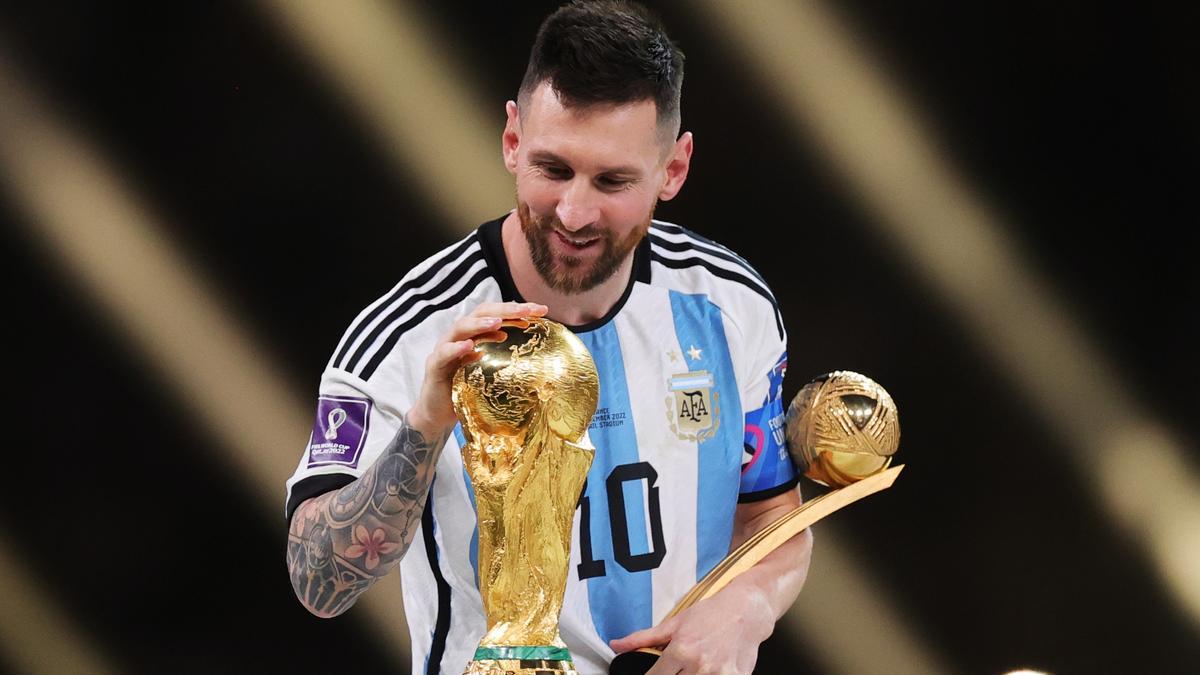 Messi toca la Copa del Mundo antes de que se le hiciera entrega del trofeo.