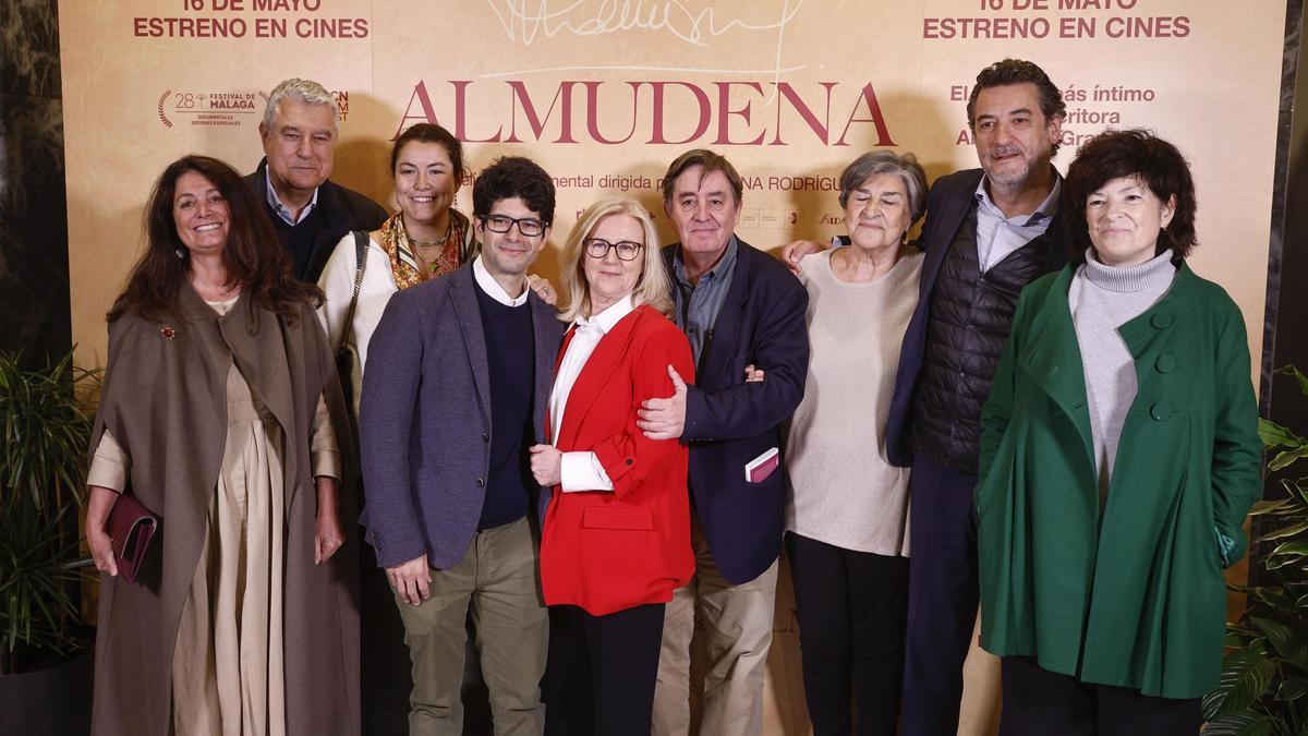 La familia de Almudena Grandes en el preestreno del documental sobre la escritora. En el centro, su hijo Mauro y su marido, Luis García Montero, flanquean a la directora de la película, Azucena Rodríguez.