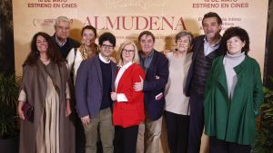 La familia de Almudena Grandes en el preestreno del documental sobre la escritora. En el centro, su hijo Mauro y su marido, Luis García Montero, flanquean a la directora de la película, Azucena Rodríguez.