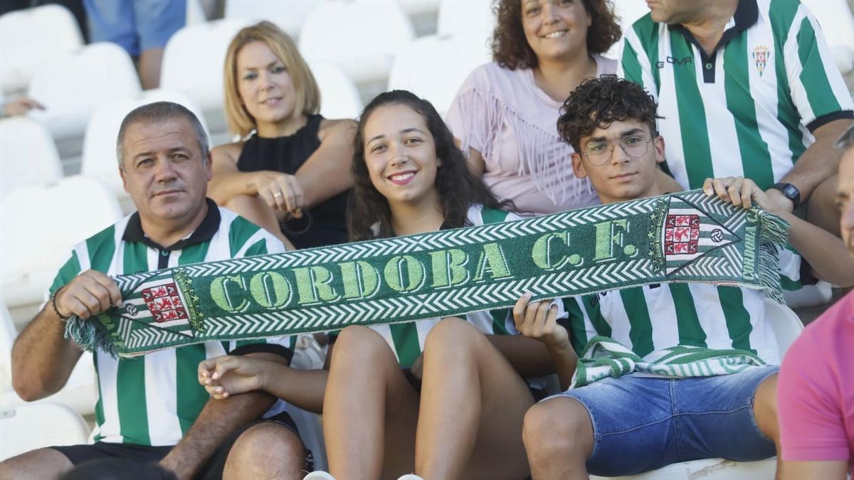 Aficionados del Córdoba CF en un partido en El Arcángel.