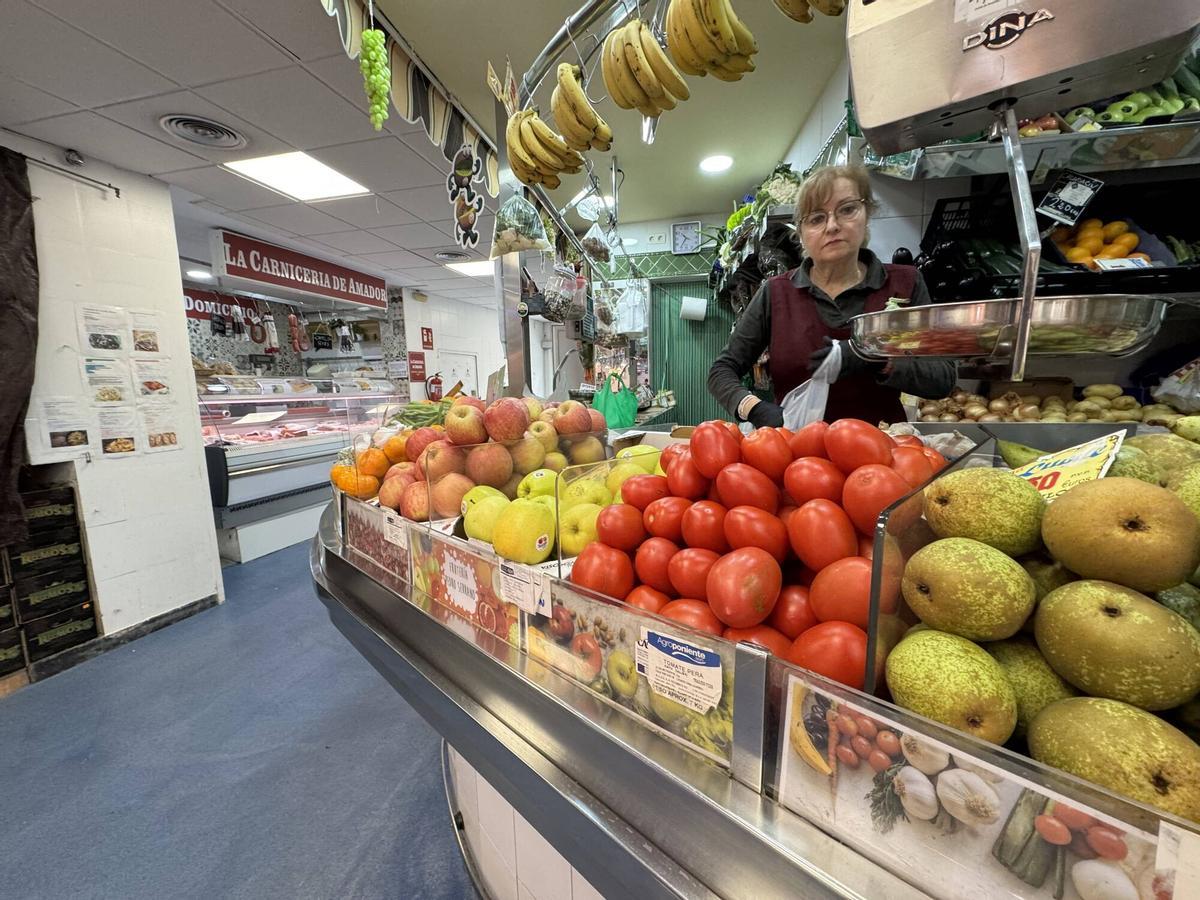 Un puesto de frutas en un mercado de Córdoba.