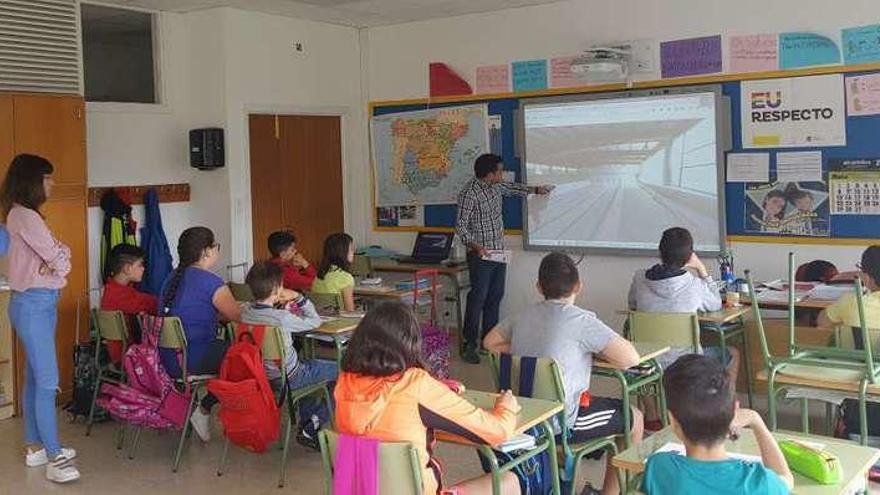 Casares acudió ayer a la exposición del proyecto en el colegio de Cercio.