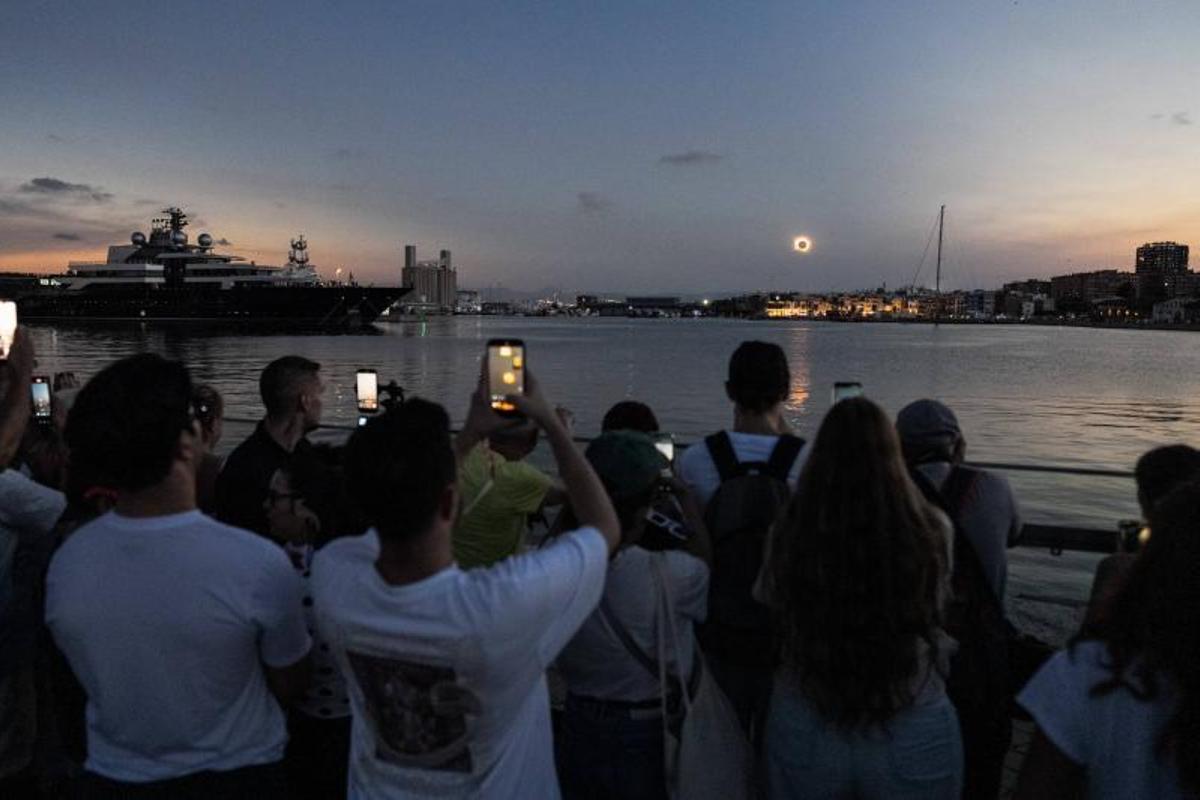 Imagenes desde el El Port Marina Tarraco, durante  el eclipse total de Sol