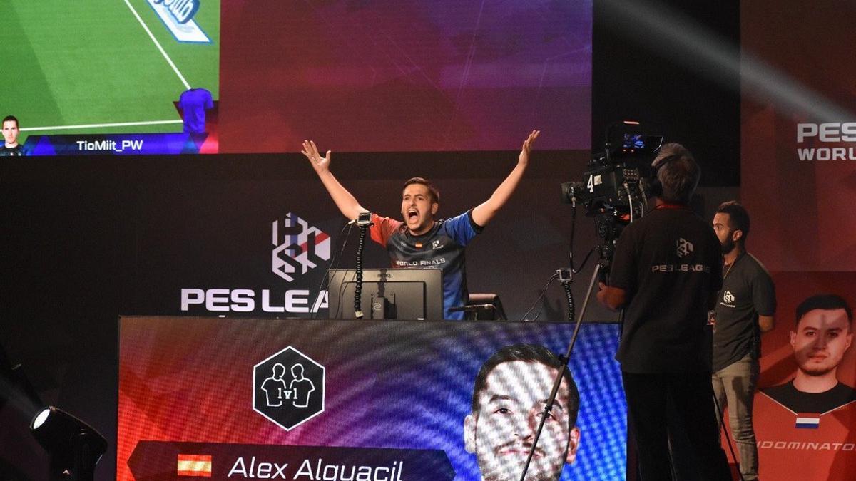 Alex Alguacil en uno de los partidos de la fase final del Mundial de PES