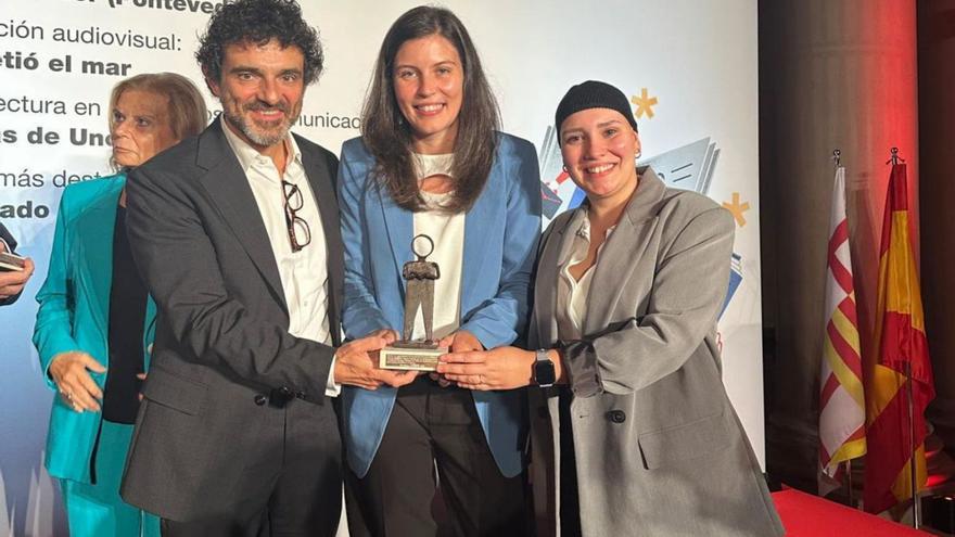 Peixoto, no centro, coa vicepresidenta Marta Fernández e con Henrique Alvarellos, tras recoller o premio.